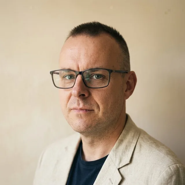 Marcel Kussin, Gründer von Freiora, vor einer kalkweissen Wand.